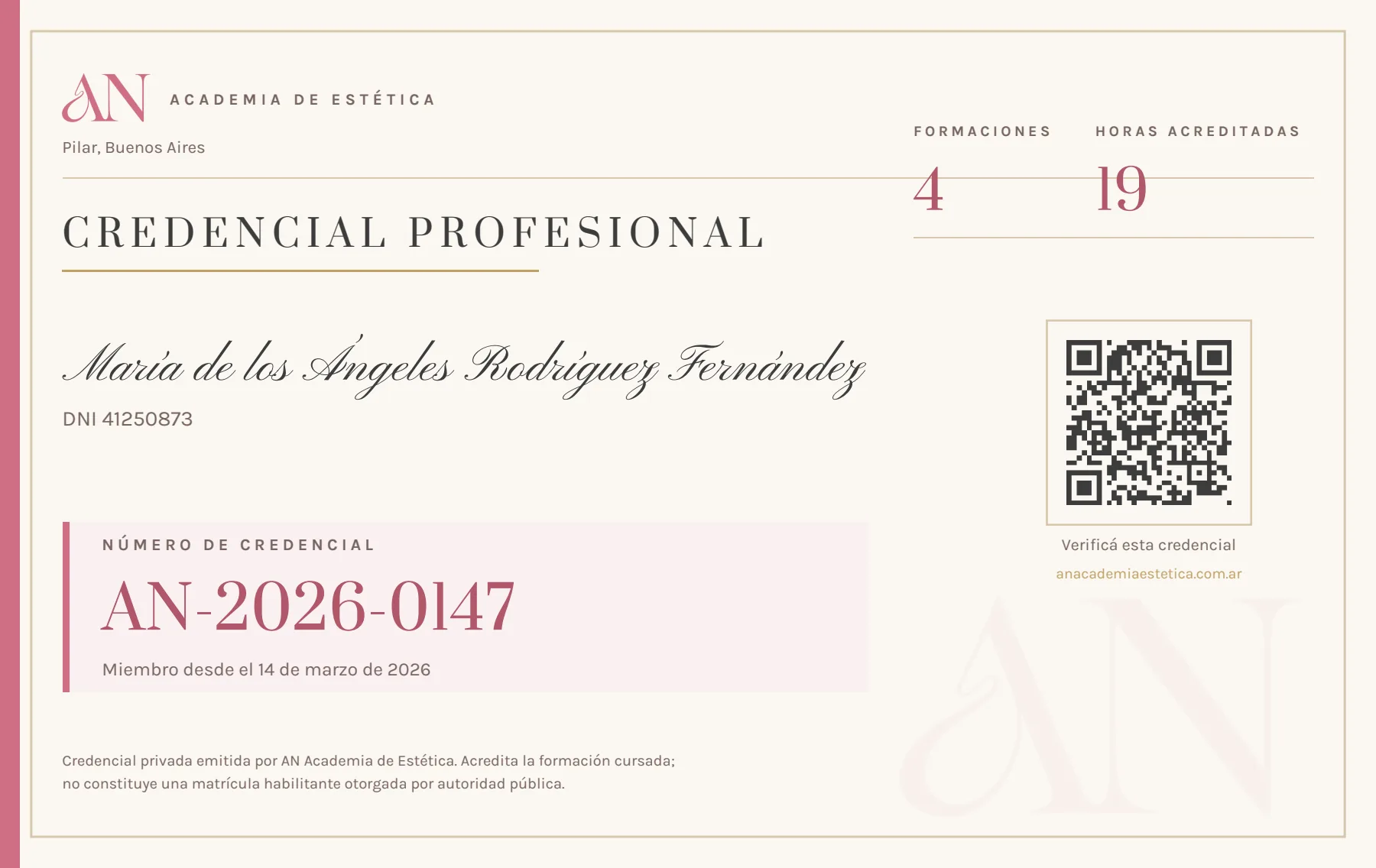 Frente de la credencial profesional de AN Academia de Estética: nombre, número de credencial permanente, formaciones y horas acreditadas, y QR de consulta.